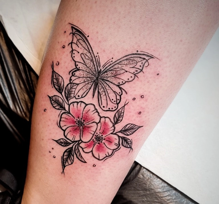 motyl i kwiatek w formie tatuażu